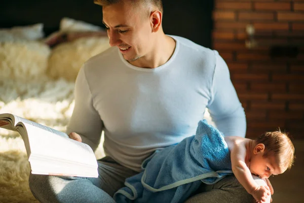 Fiatal apa és olvasókönyv kis baba — Stock Fotó