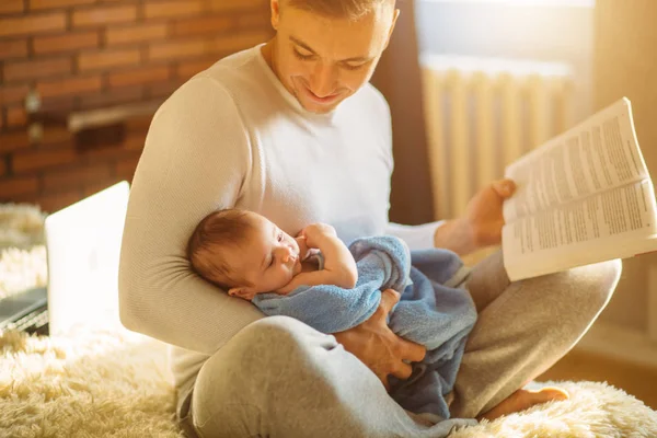 Giovane padre e lettura libro al piccolo bambino — Foto Stock