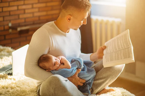 Genç Baba ve küçük bebek için kitap okumak — Stok fotoğraf