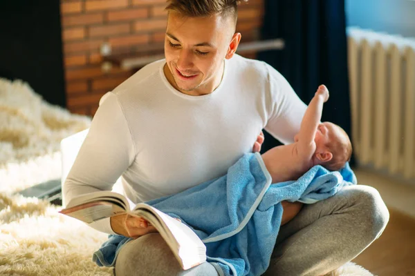 Genç Baba ve küçük bebek için kitap okumak — Stok fotoğraf