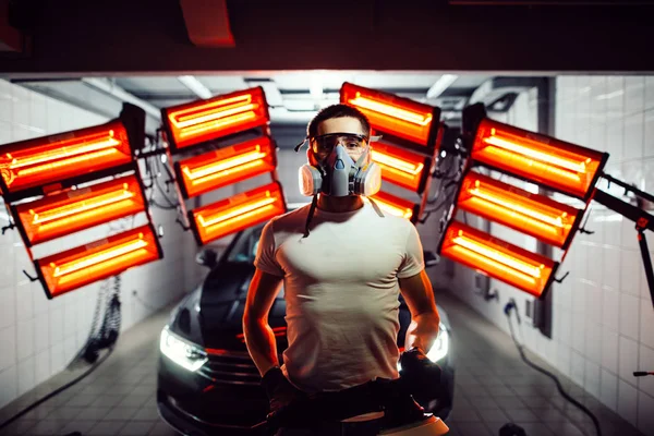 Hombre con máscara protectora y gafas que sostienen la máquina de pulido — Foto de Stock