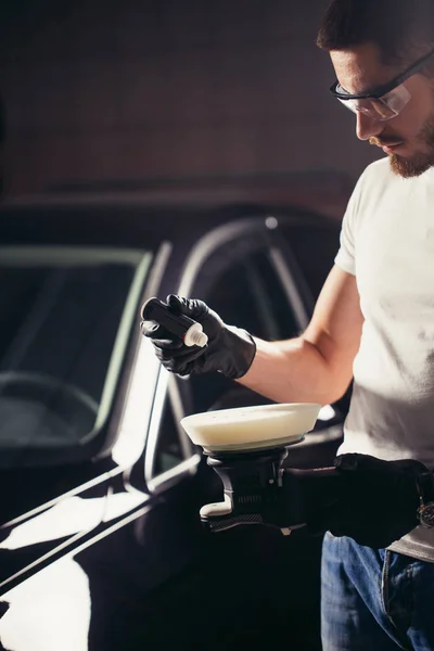 Mechaniker bereiten sich mit Puffermaschine auf das Polieren des Autos vor — Stockfoto