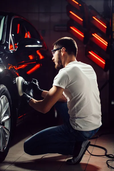 Cera para pulir autos. manos de trabajador sosteniendo un pulidor — Foto de Stock