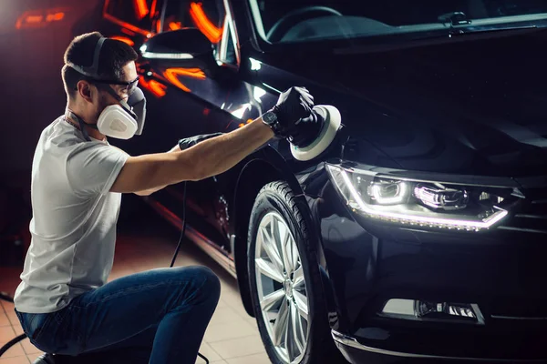 Car polish wax. worker hands holding a polisher — Stock Photo, Image