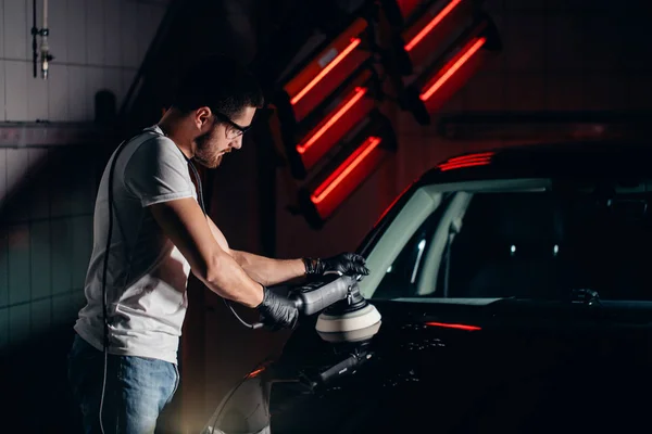 Dettaglio auto - uomo con lucidatore orbitale in officina di riparazione auto. Focus selettivo . — Foto Stock