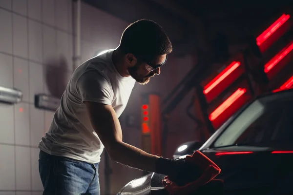 Coche de la limpieza del hombre con el paño de microfibra, coche que detalla o valeting concepto —  Fotos de Stock