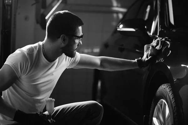 Mann reinigt Auto mit Mikrofasertuch, Auto Detaillierung oder Valeting-Konzept — Stockfoto
