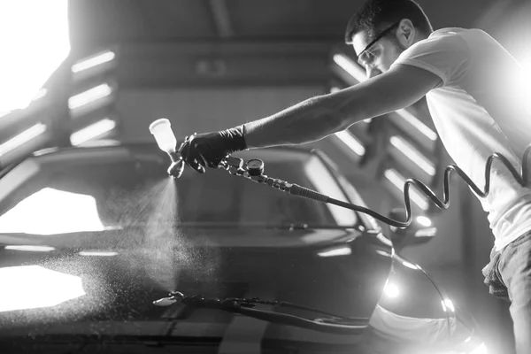 Empresa de lavado y recubrimiento de automóviles con recubrimiento cerámico. . — Foto de Stock