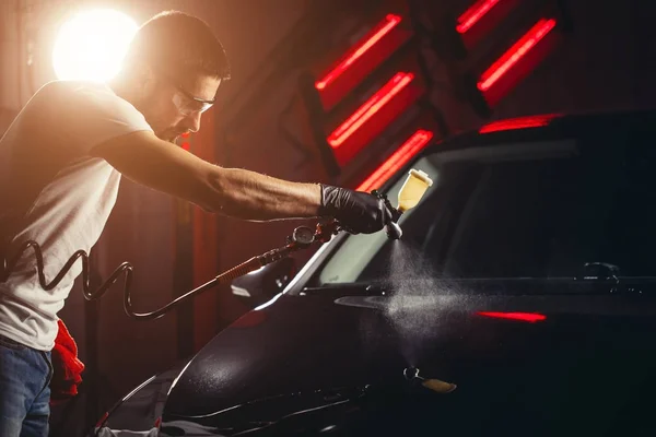 Lavagem de carro e negócios de revestimento com revestimento cerâmico. Verniz de pulverização para carro . — Fotografia de Stock