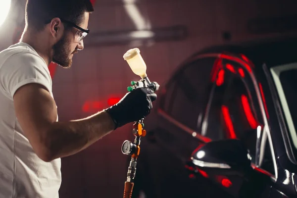 Autowaschanlage und Beschichtungsgeschäft mit Keramikbeschichtungen. Lack auf Auto sprühen. — Stockfoto