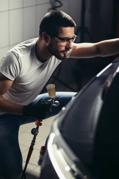 Personalen bära skyddande mask och skyddsglasögon vid arbete — Stockfoto