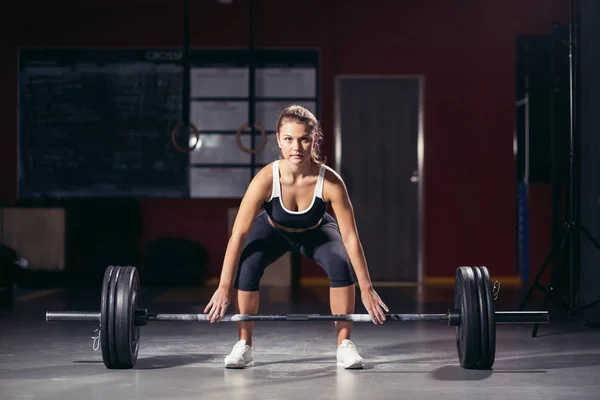 Mujer en forma de cruz en el gimnasio — Foto de Stock