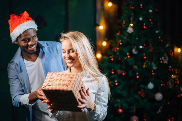 Noel hediyesi kız arkadaşına veren adam