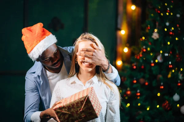 Muž dává vánoční dárek pro svou přítelkyni — Stock fotografie