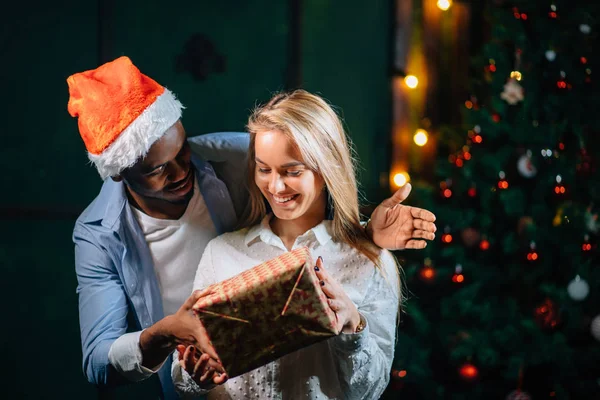 Hombre dando regalo de Navidad a su novia — Foto de Stock