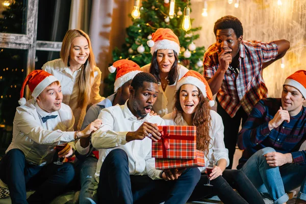 Lyckligt leende vänner öppna magiska julklapp — Stockfoto