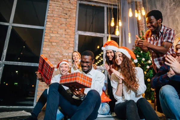 Sihirli Noel hediye açılış mutlu gülümseyen arkadaşlar — Stok fotoğraf