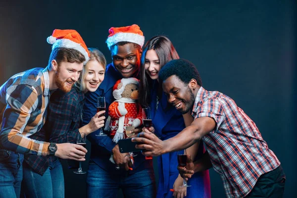 Amigos en el club haciendo selfie y divertirse. Navidad y Año Nuevo concepto — Foto de Stock