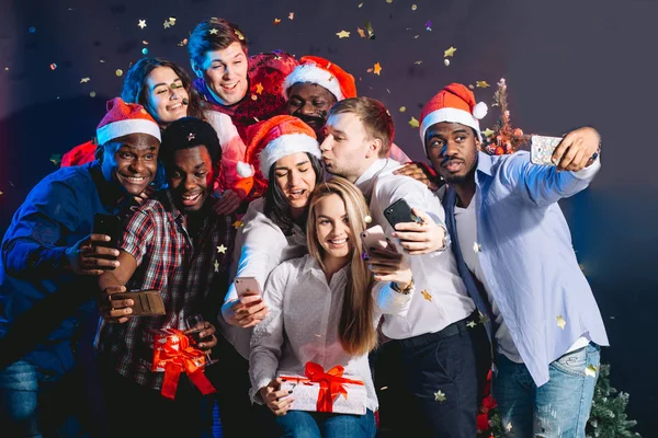 Přátelé v klubu, takže selfie a baví. Vánoce a nový rok koncepce — Stock fotografie