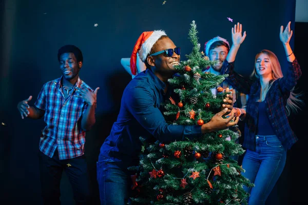 Afrika kökenli Amerikalı adam Noel ağacı ile sarılma