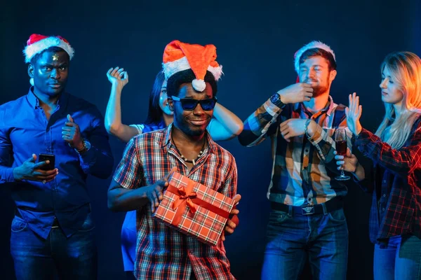 adam Noel hediyesi elinde tutan çekici gülümseme ile