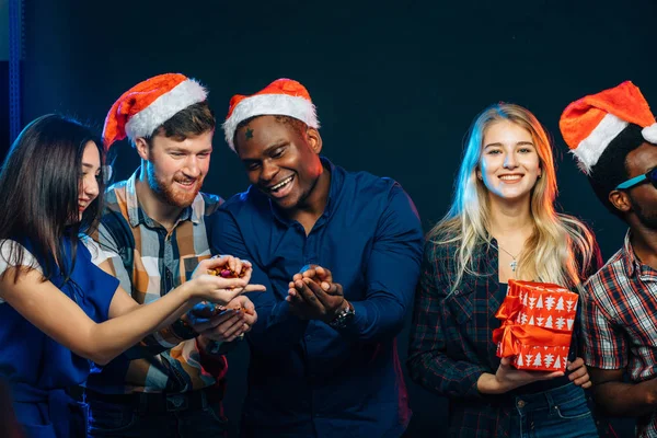 Fira nyår tillsammans. Grupp vackra ungdomar i Santa hattar — Stockfoto