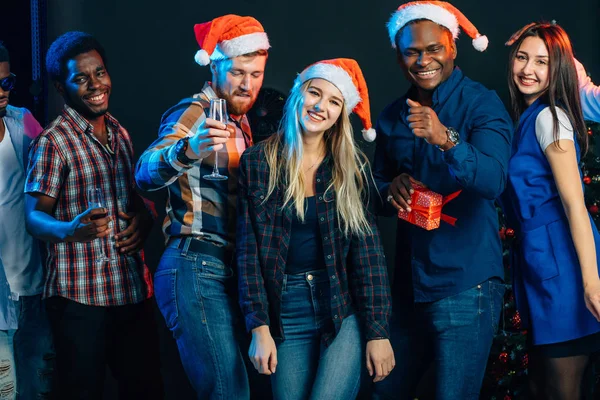 Festeggiamo insieme il nuovo anno. Gruppo di bei giovani a Babbo Natale — Foto Stock