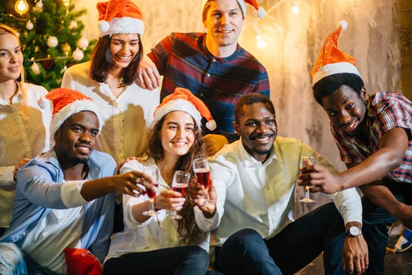 享受圣诞饮料的朋友在酒吧 — 图库照片