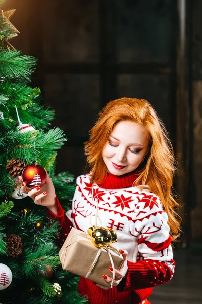Sexig ung kvinna i tröja förbereder för fira nyår hemma — Stockfoto