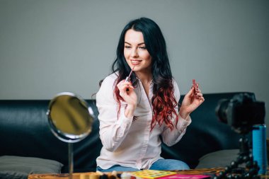 kadın bloggblogging, teknoloji, videoblog, makyaj ve insanlar kavramı