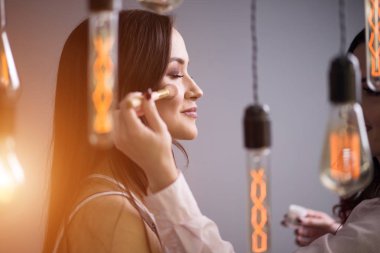 kadın profesyonel makyaj yaparken sanatçı olun