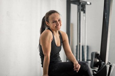 Çekici kadın spor salonunda uygun.