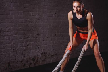 Çekici genç uygun ve savaş halatlar ile çalışma dışarı sporcumuz tonlu