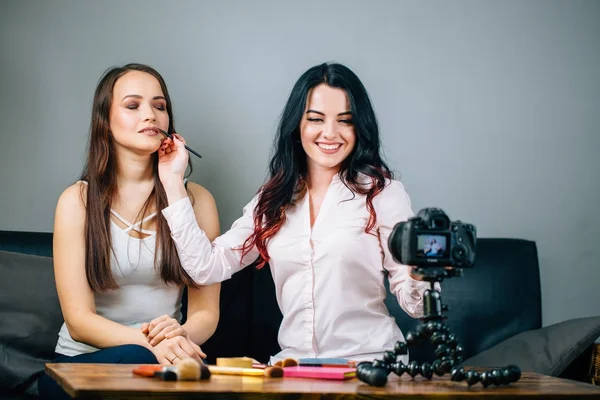 Beauty fashion blogger recording video with her friend — Stock Photo, Image