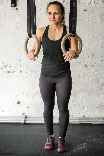 妇女健身体操圆环在十字架适合健身房 — 图库照片