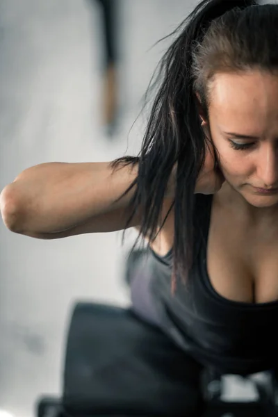 Jeune femme sportive séance d'entraînement sur la machine d'exercices dans la salle de gym . — Photo