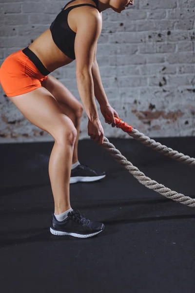 Athletische Frau macht Crossfit-Übungen mit Kampfseil in der Halle — Stockfoto