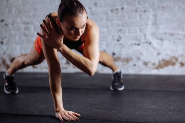 tahta uygun spor salonu çapraz diziliş yaparken yaparken spor giyim güzel kadın