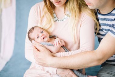 Anne, baba ve yenidoğan birlikte