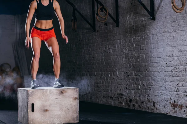 Kadın atlama kutu. Fitness kadının uygun spor salonu çapraz, kutusu atlama egzersiz yapması. — Stok fotoğraf