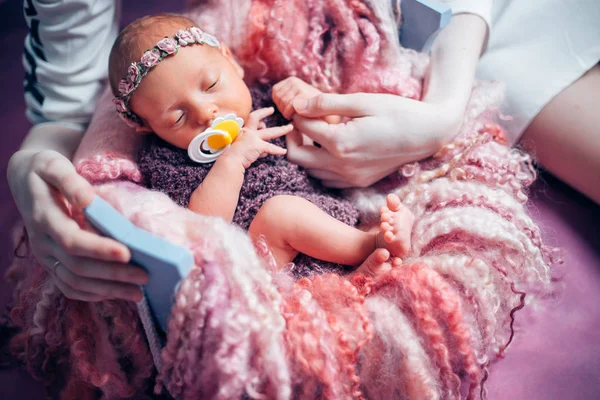 Lila gyönyörű alvó baba portré — Stock Fotó