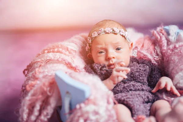 Aranyos újszülött lány látszó-on fényképezőgép — Stock Fotó