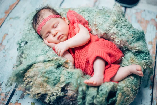 Menina recém-nascida dormindo, lungth completo — Fotografia de Stock