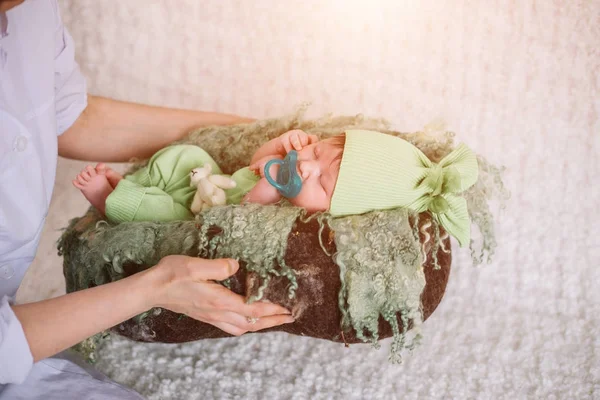 Les mains douces mère. enfant s'endort — Photo