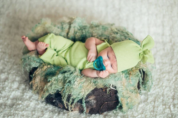 Bebê recém-nascido adormecido, pulmão cheio — Fotografia de Stock