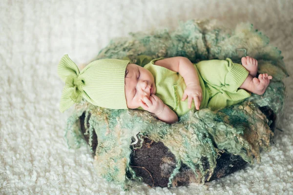 Bebê recém-nascido adormecido, pulmão cheio — Fotografia de Stock