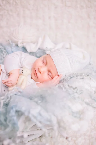 화이트에 클로 우즈 업 초상화 잠자는 아기 — 스톡 사진