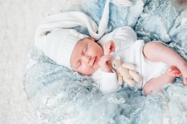 Bebê recém-nascido adormecido em cobertor de lã — Fotografia de Stock