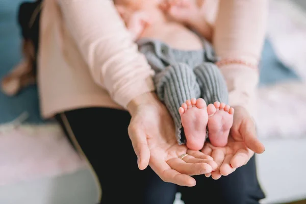 Babys pied dans les mains de la mère — Photo