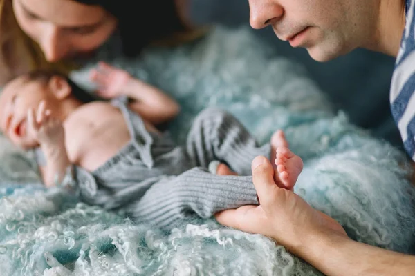 Счастливые родители с новорожденным ребенком — стоковое фото